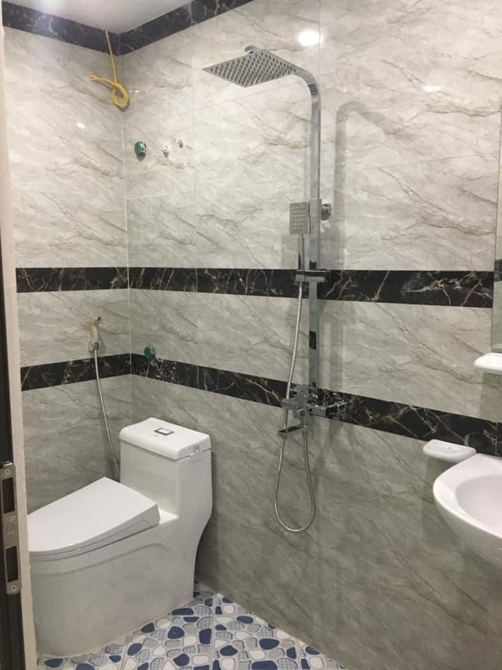 Cần bán nhà Lĩnh Nam 5 tầng đẹp ở được ngay, ô tô vào nhà,khu vực dân trí cao, an sinh tốt.