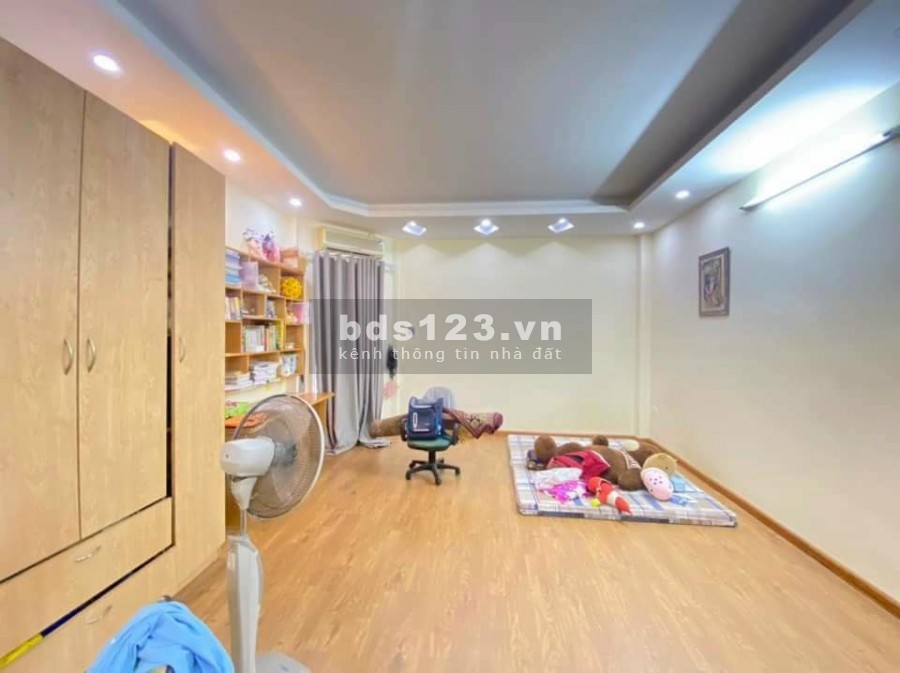 Nhà Đội Cấn cách phố 40m, ngõ rộng, sân vườn cây xanh, DT 45m, 5.7 tỷ
