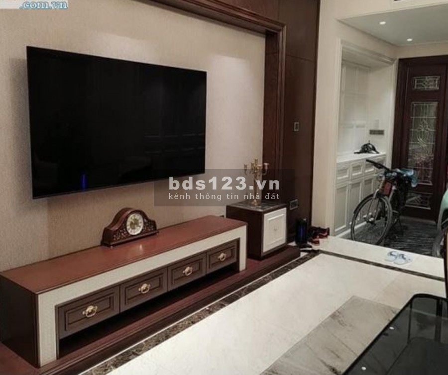 Bán Gấp Nhà Nguyễn Văn Huyên, Cầu Giấy, dt 43m2, 5 tầnng, giá 4.9 tỉ, ô tô đỗ cửa, nhà đẹp