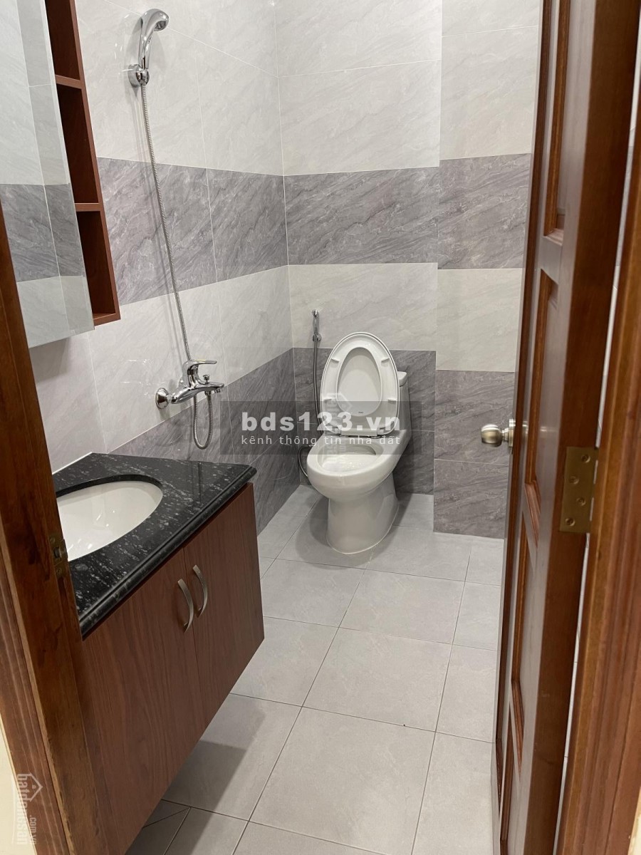 Nhà chính chủ cần bán 1 trệt 2 lầu shr diện tích 5m*20m ngay Dĩ An, giá 4.7 tỷ