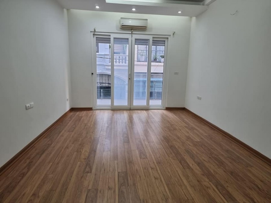 GẤP bán nhà phân lô Hoàng Quốc Việt, 64m2 hiếm đẹp, gara thang máy, ô tô tránh, giá chỉ 15x triệu/m2