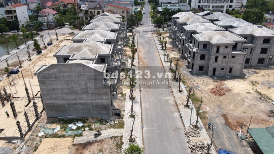 Chỉ với 3,9 tỷ sở hữu ngay biệt thự 3 tầng đẹp nhất trung tâm Đồng Hới, sổ sẵn