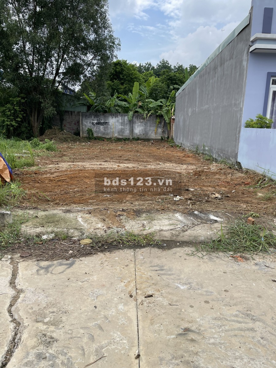 Gia đình xuất ngoại định cư nên cần bán lại lô đất giá rẻ 110m2 (5m x 22m), dân cư đông,vị trí đẹp