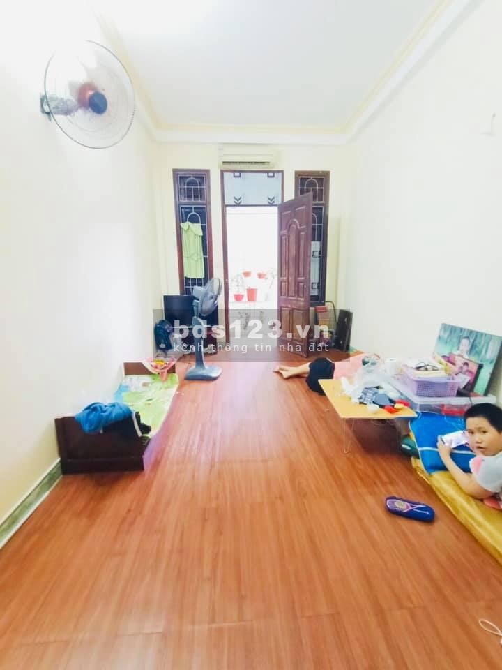 Bán nhà phố Hoàng Mai, quận Hoàng Mai Lô Góc 15m ra ôtô dt 30m2, 5 tầng, giá 2.7 tỷ