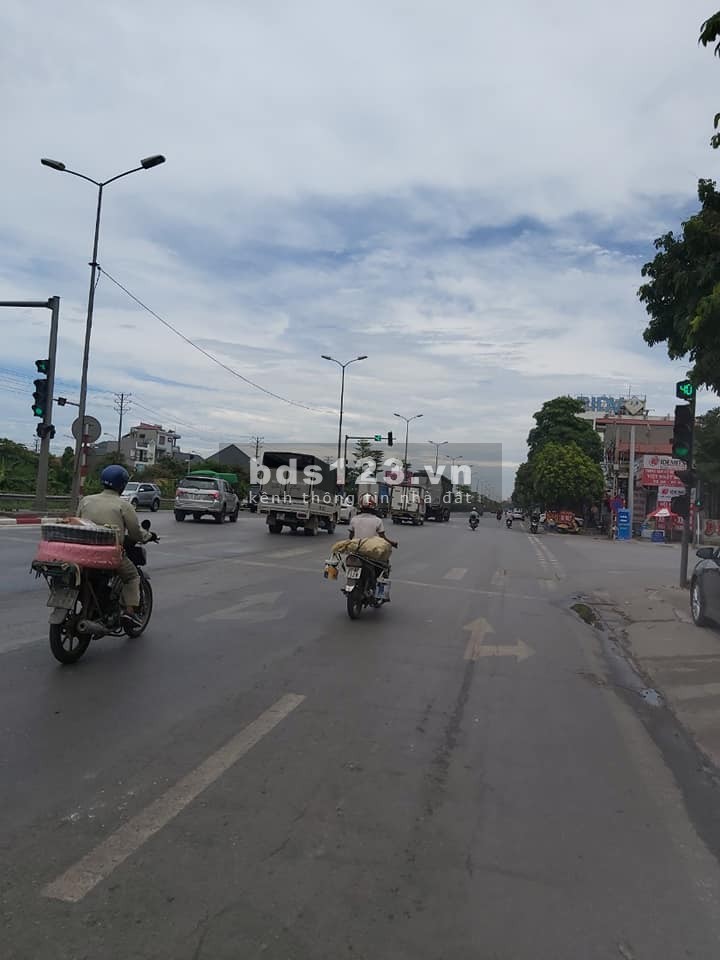 Bán nhà 2 tầng mặt Đường Nguyễn Đức Thuận, Gia Lâm 98m2 giá 6,5 tỷ. LH 0912442669