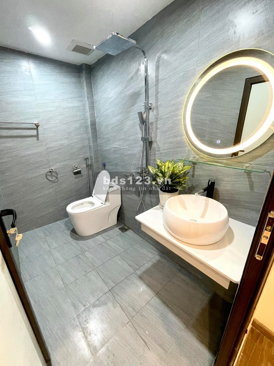 Nhà đẹp đường Láng gần hồ điều hoà 5 tầng, dt 30m2, 3 tỷ tặng toàn bộ nội thất xin sò 300 triêu