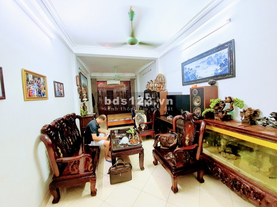 Nhà đẹp đường Láng gần hồ điều hoà 5 tầng, dt 30m2, 3 tỷ tặng toàn bộ nội thất xin sò 300 triêu