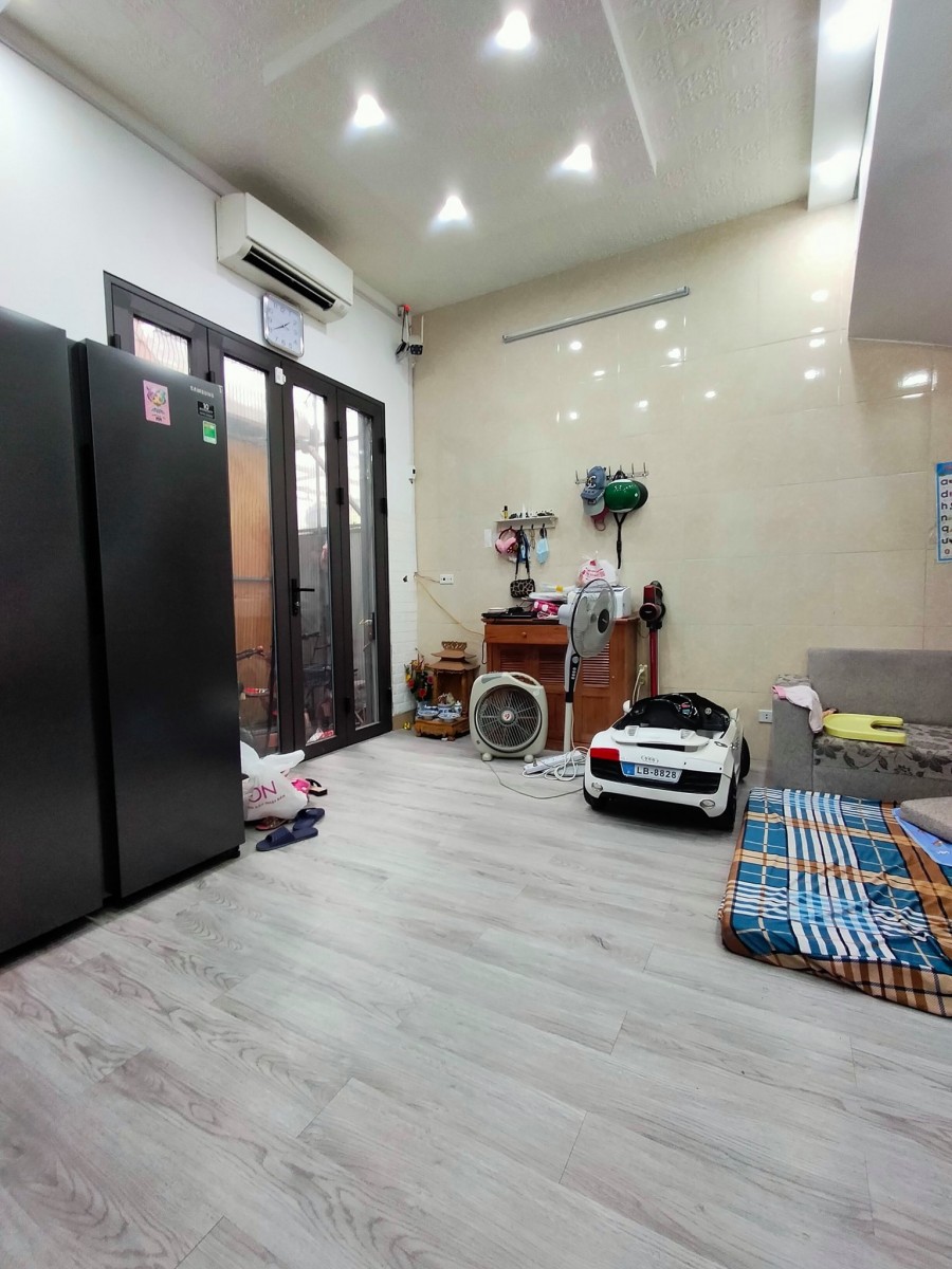 Bán nhà Lê Thanh Nghị, dt 38m2, mt 4m, 3 pn, ngõ rộng, gần phố, giá 3 tỷ, lh 0394357733