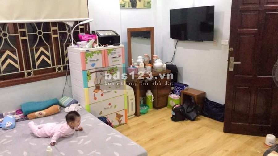 Bán nhà Chùa Láng, diện tích 29m2, 5 tầng, mt 6,5m, giá: 2,89 tỷ, tặng nội thất