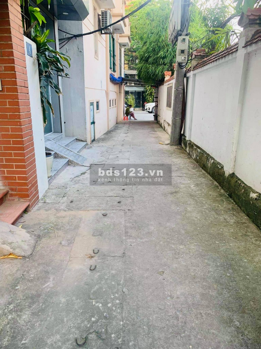 Cần bán gấp nhà Lạc Long Quân, ô tô đỗ trong nhà, ngõ thông kinh doanh, nhà cực thoáng