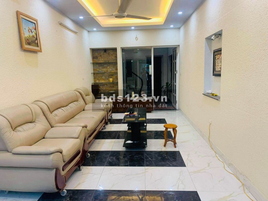 Cần bán gấp nhà Lạc Long Quân, ô tô đỗ trong nhà, ngõ thông kinh doanh, nhà cực thoáng