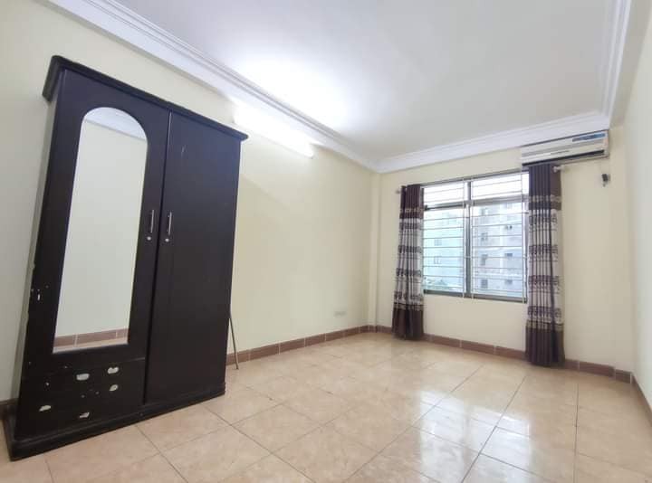 Bán nhà sát uỷ ban nhân dân Quận, đúc kiên cố 4 tầng, 3 pn, giá nhỉnh 2 tỷ, lhcc
