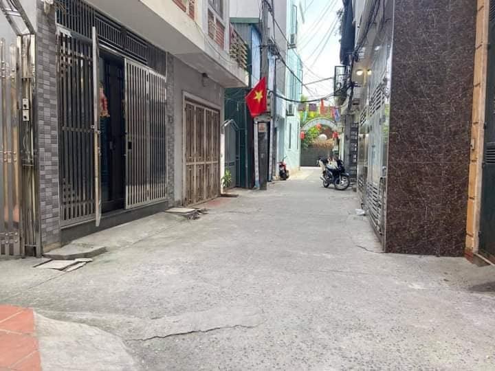 Bán nhà sát uỷ ban nhân dân Quận, đúc kiên cố 4 tầng, 3 pn, giá nhỉnh 2 tỷ, lhcc
