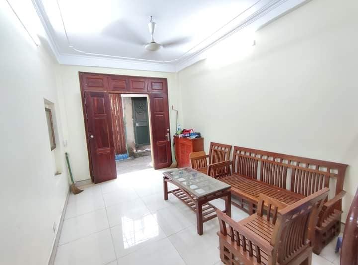 Bán nhà sát uỷ ban nhân dân Quận, đúc kiên cố 4 tầng, 3 pn, giá nhỉnh 2 tỷ, lhcc