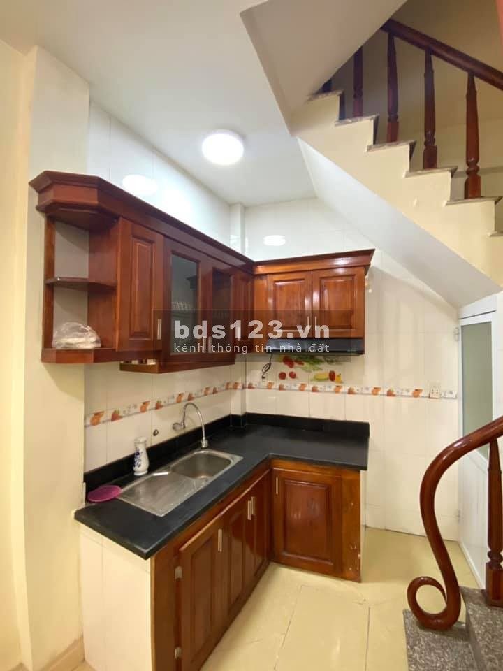 Bán nhà Nam Dư nhỉnh 2 tỷ, vài bước ra phố tặng lại toàn bộ nội thất, dt 30m2, 4 tầng