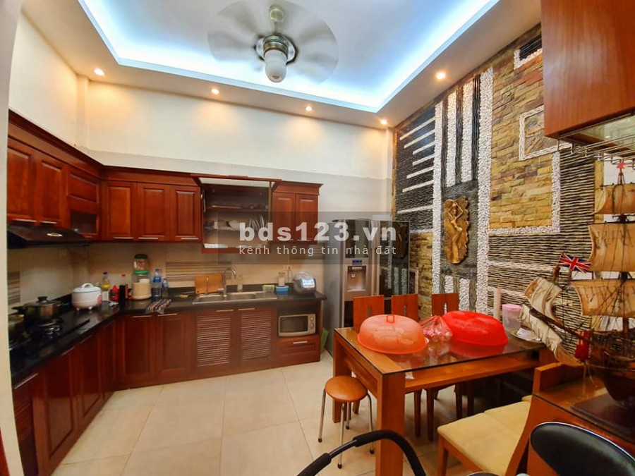 Bán nhà đường Láng, diện tích 60m2, giá 5.3 tỷ, thương lượng lô góc siêu thoáng