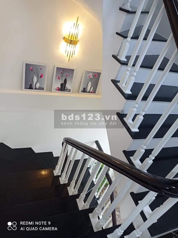 Bán gấp nhà chính chủ Bát Khói, nhà đẹp mới tinh, dt 33m2, 5 tầng, giá chỉ hơn 2 tỷ