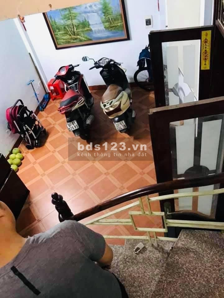 Bán nhà Chùa Láng, diện tích 29m2, 5 tầng, mt 6,5m, giá: 2,89 tỷ, tặng nội thất