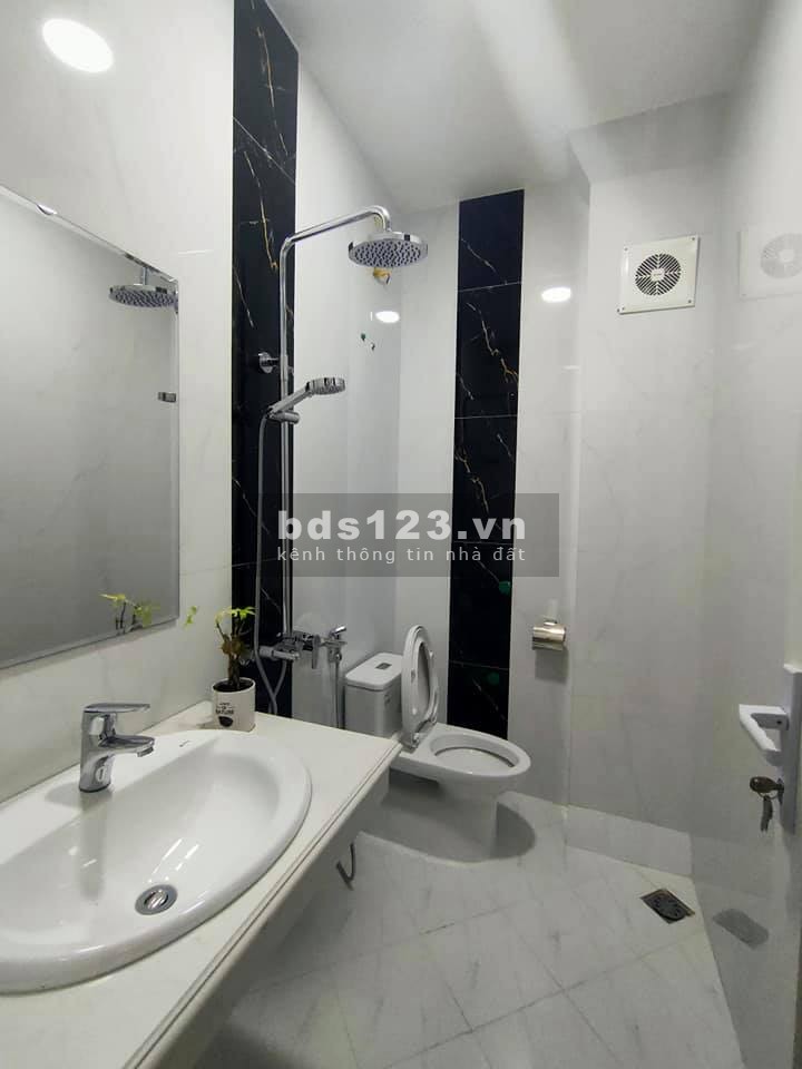 Bán gấp nhà chính chủ Bát Khói, nhà đẹp mới tinh, dt 33m2, 5 tầng, giá chỉ hơn 2 tỷ