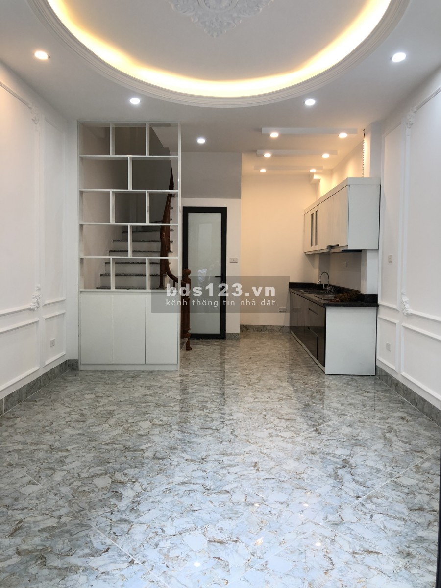 Bán nhà Ngọc Thuỵ, dt 32m2, 5 tầng đúc, đường 3m, ô tô đỗ cửa, gần trường Việt-Pháp