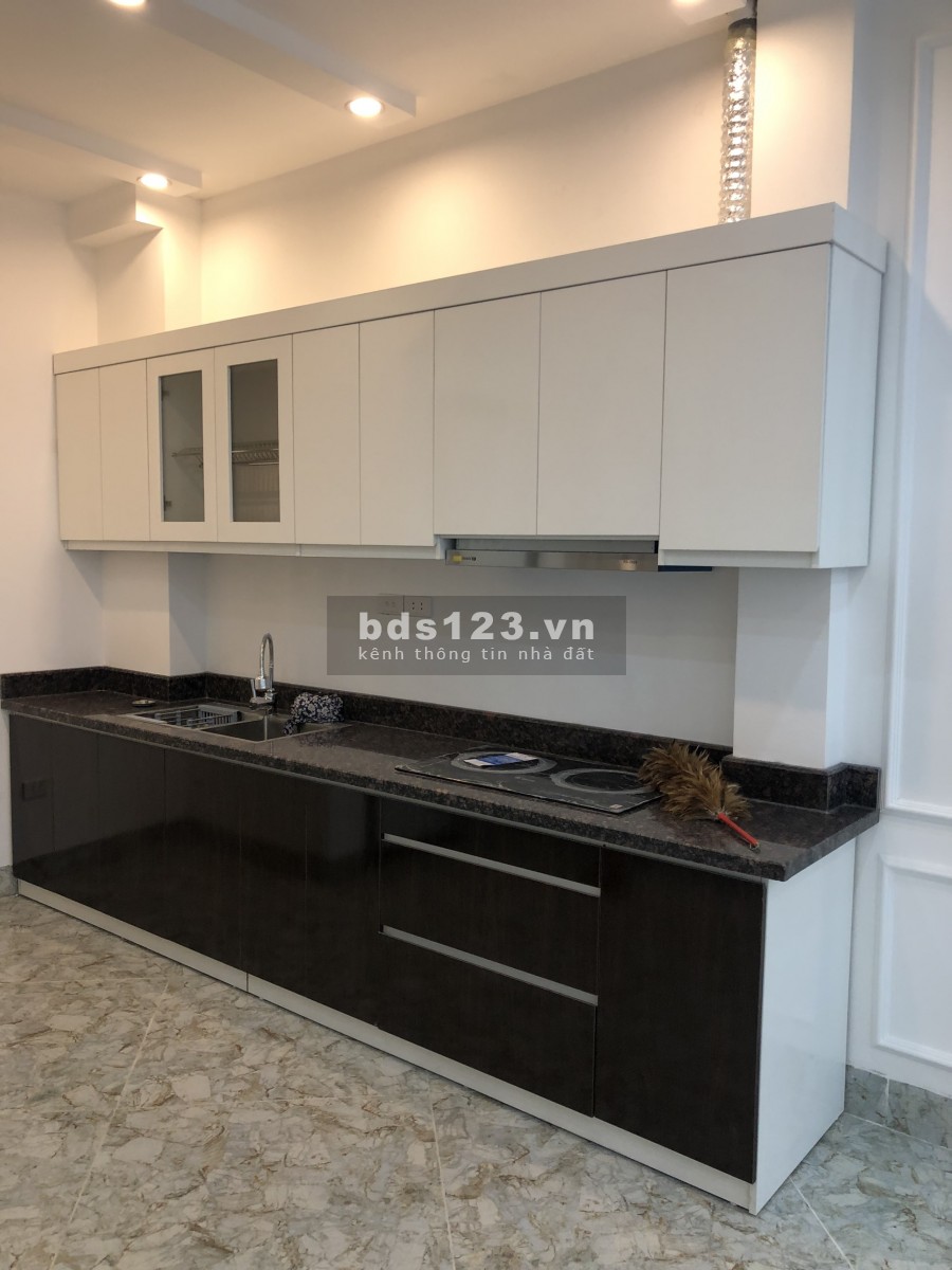 Bán nhà Ngọc Thuỵ, dt 32m2, 5 tầng đúc, đường 3m, ô tô đỗ cửa, gần trường Việt-Pháp