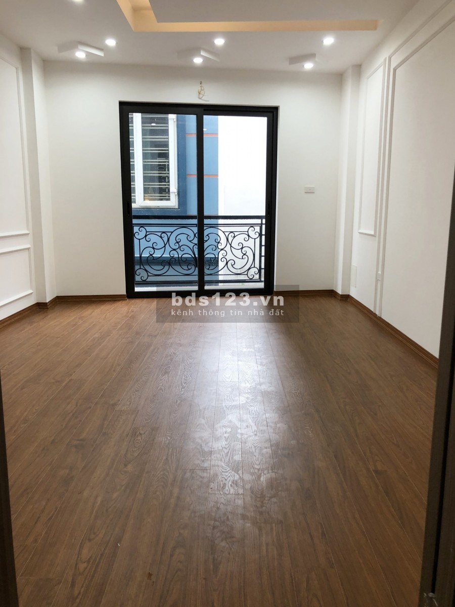 Bán nhà Ngọc Thuỵ, dt 32m2, 5 tầng đúc, đường 3m, ô tô đỗ cửa, gần trường Việt-Pháp