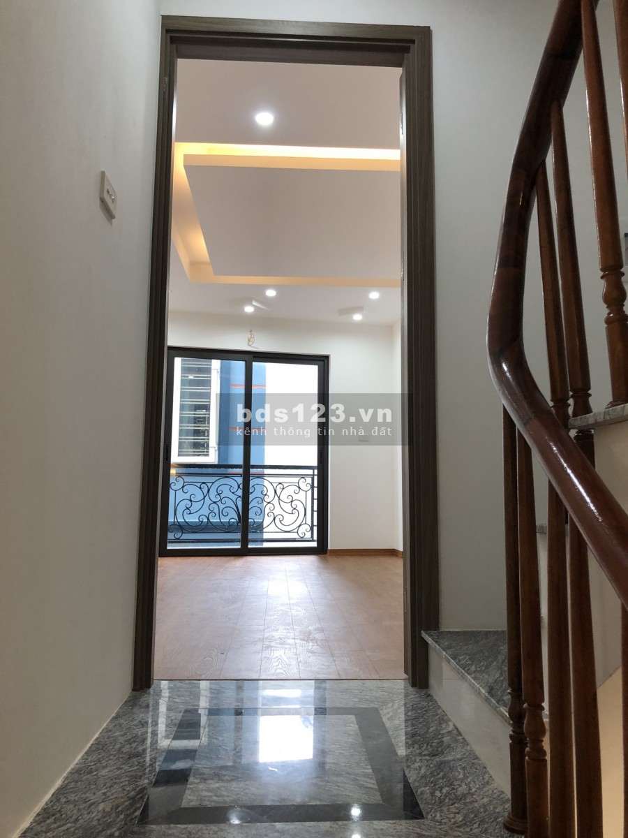 Bán nhà Ngọc Thuỵ, dt 32m2, 5 tầng đúc, đường 3m, ô tô đỗ cửa, gần trường Việt-Pháp