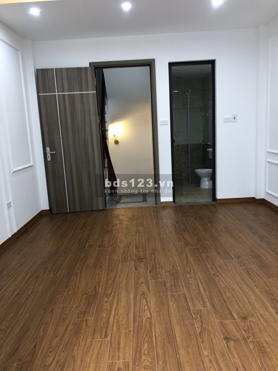 Bán nhà Ngọc Thuỵ, dt 32m2, 5 tầng đúc, đường 3m, ô tô đỗ cửa, gần trường Việt-Pháp