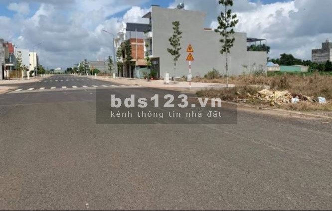 Ông anh mình cần bán lô đất mặt tiền, trung tâm Bàu Bàng để lấy tiền trả nợ
