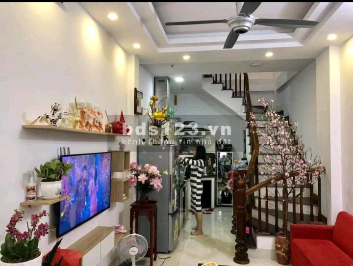 Bán nhà đường Nguyễn Kháng, sô phân lô ngõ 3 gác thông dt 38m2 giá bán 2.9 tỷ