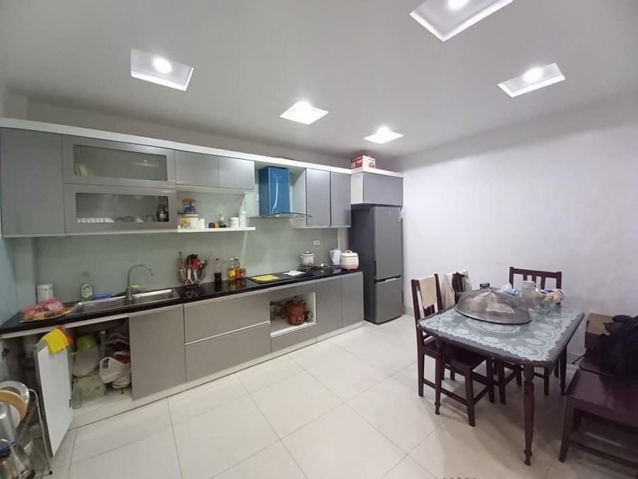 Cần bán gấp nhà 5 tầng mới, dt 30m2, oto đỗ gần nhà. Đường Nguyễn Khánh Toàn, quận Cầu Giấy.