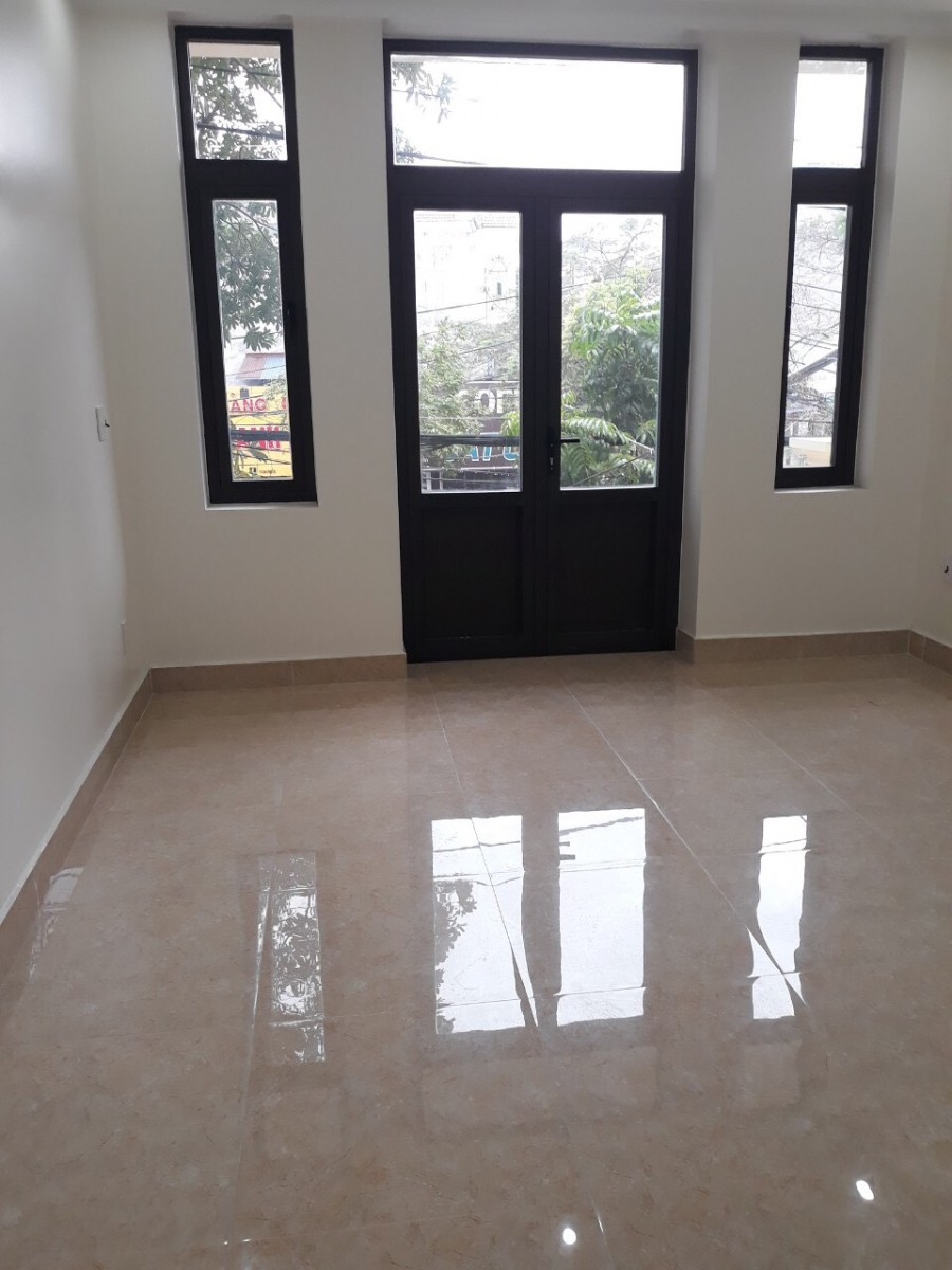 Cho thuê nhà mặt đường Quán Nam, Hải Phòng, có 3 tầng và 1 tầng tum, còn mới nguyên