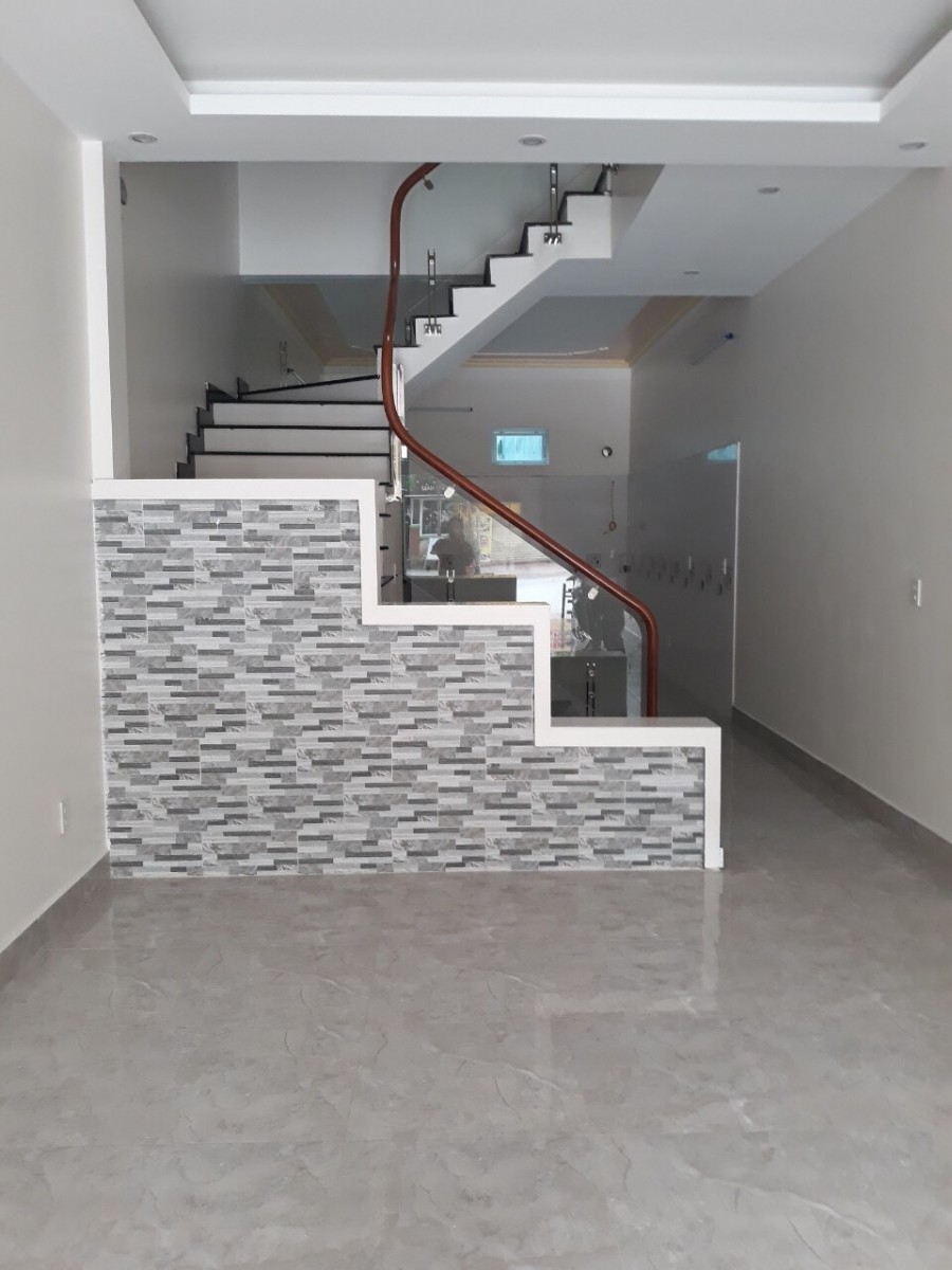 Cho thuê nhà mặt đường Quán Nam, Hải Phòng, có 3 tầng và 1 tầng tum, còn mới nguyên