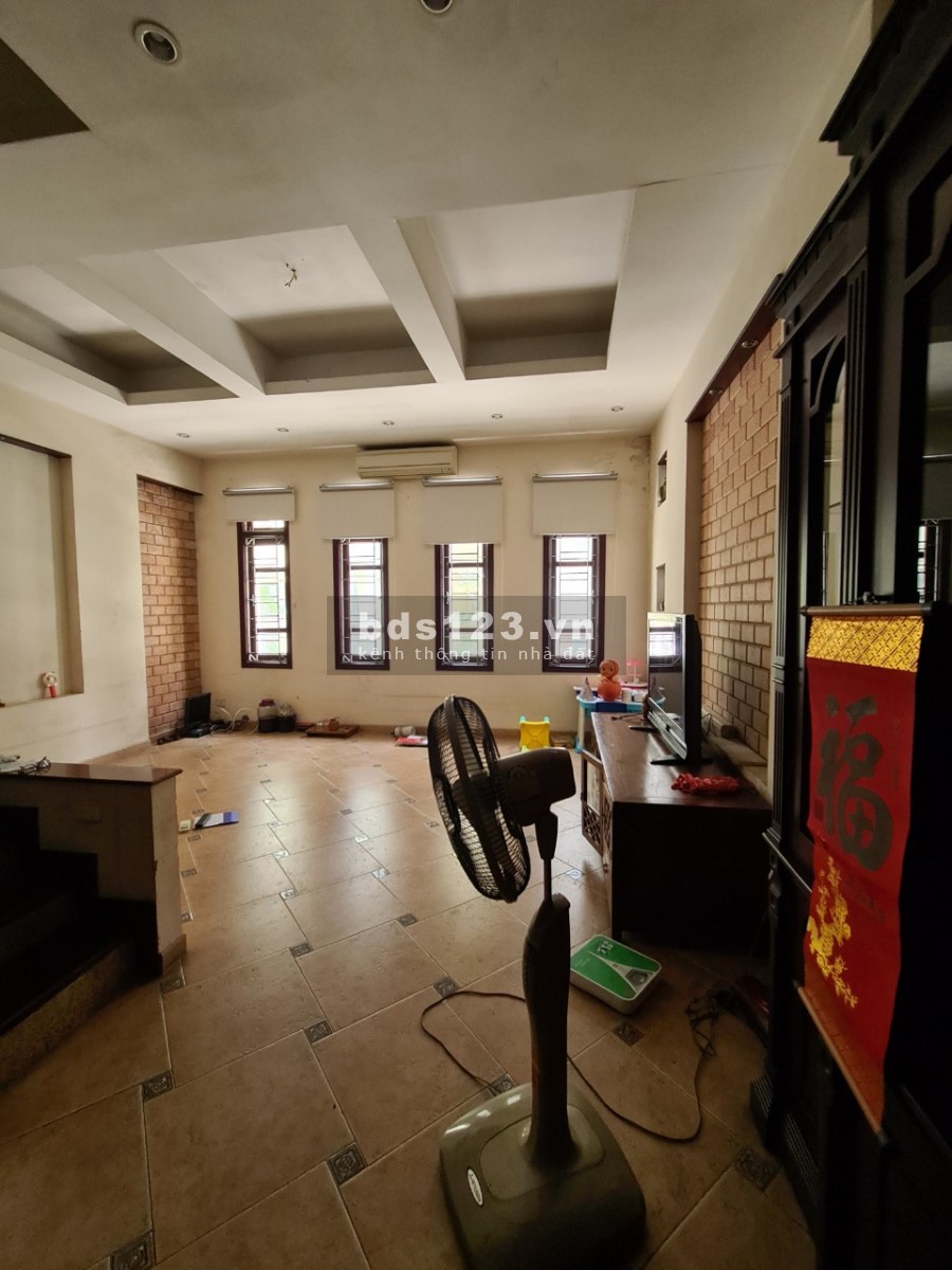 Cho thuê nhà Dịch Vọng Hậu dt 60m2, 5 tầng, mt 5.6m, ô tô vào nhà, giá 18tr