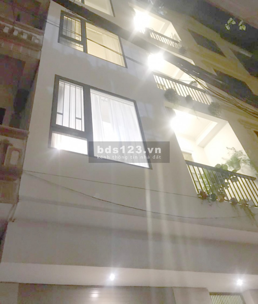 Bán nhà Hoàng Quốc Việt, DT 40m2 x 5 tầng lô góc có gara ôtô, kinh doanh, 5.05 tỷ
