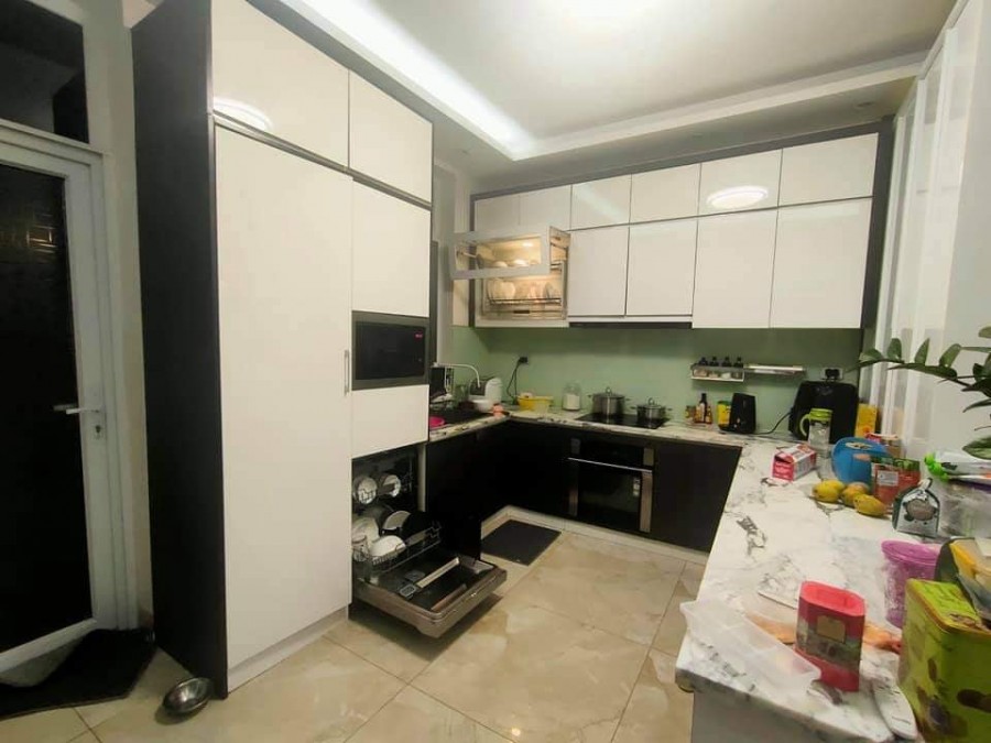 Nhà mới Nguyễn Văn Cừ ô tô đỗ cửa, vào nhà ngõ thông 5 pn, dt 41m2, 5 tầng, giá 4.55 tỷ