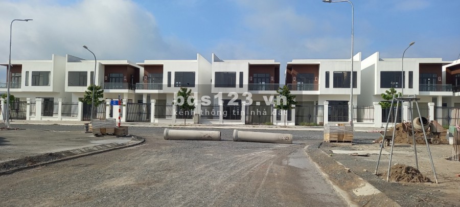 Bán nhà mặt tiền sát quốc lộ 1A khu đô thị Bầu Xéo Trảng Bom Đồng Nai, giá rẻ vị trí đẹp, hạ tầng đồng bộ