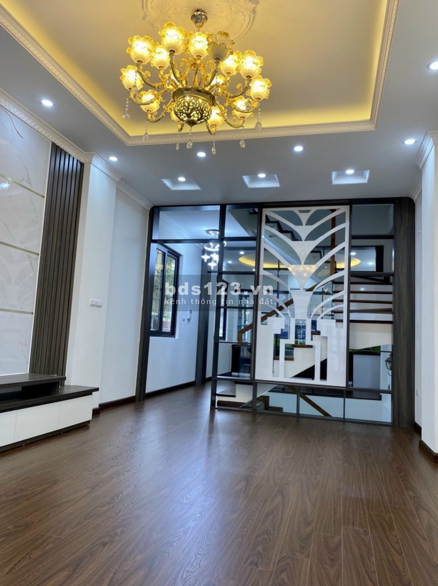 Bán nhà Ngọc Thụy, diện tích 80m2, mặt tiền 5m, ô tô 7 chỗ qua, giá rẻ
