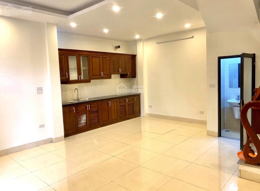 Nhỉnh 2 tỷ, nhà trung tâm Đống Đa, công năng tiện ích, dt 30m2, 5 tầng đúc, sổ riêng