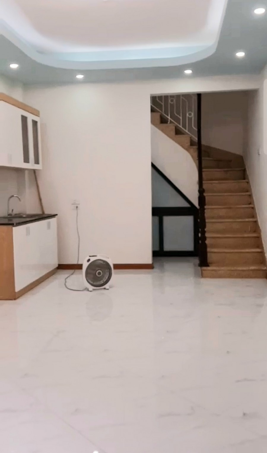 Quan Nhân giá bán nhỉnh 3 Tỷ, thương lượng 5 tầng, mt 3.7m, lô góc, ngõ 3 gác rộng