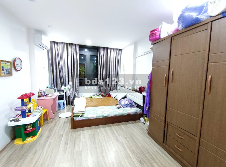 Nhỉnh 3 tỷ, có nhà Cầu Giấy, dt 37m2, 3 tầng đúc bê tông, ngõ nông thông 3 mặt thoáng