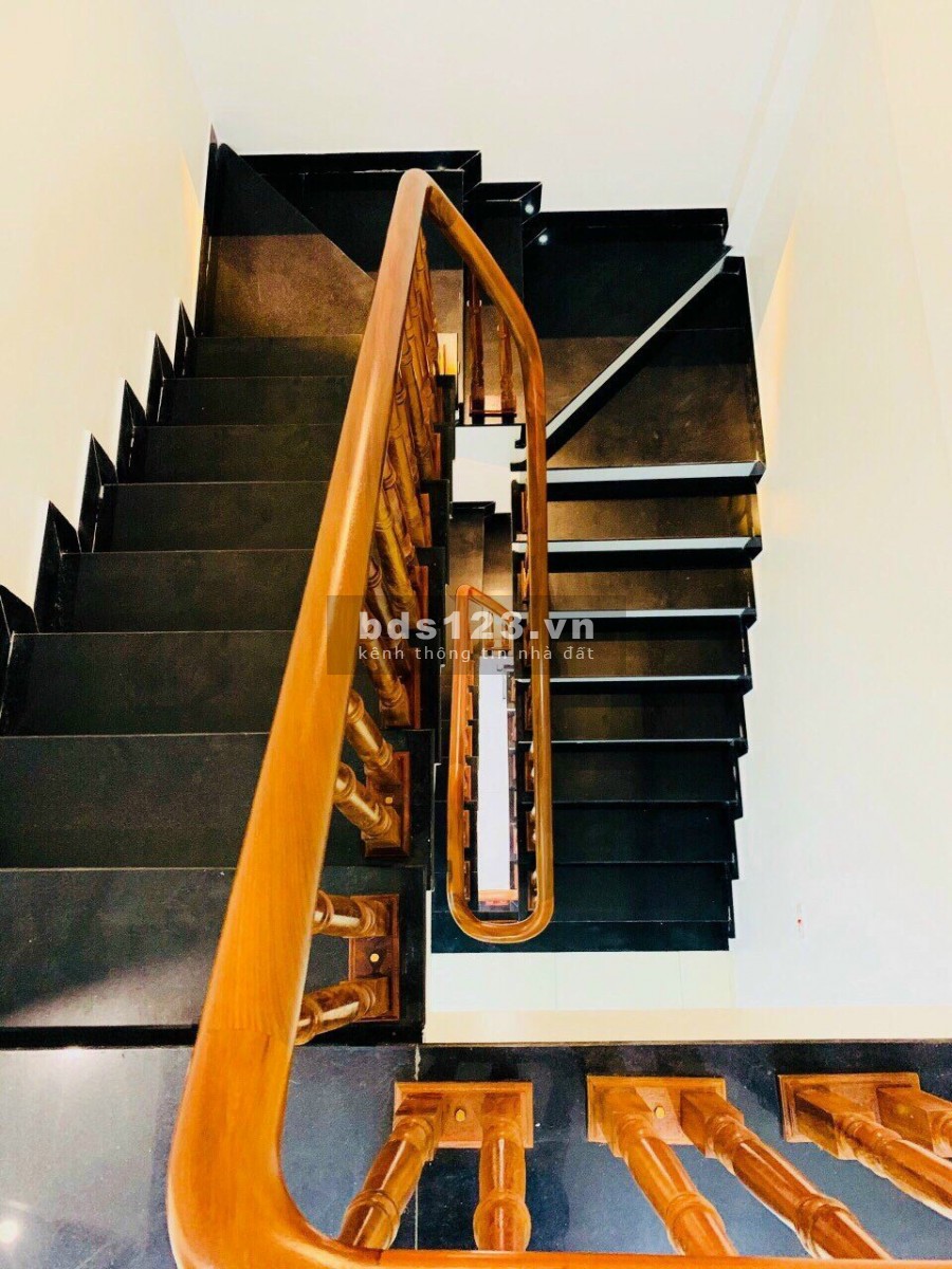Bán Nhà Ngõ Vũ Hựu Tặng Nội Thất Chỉ Việc Ở, dt 47.2m2, gần chợ, tiện tích đủ