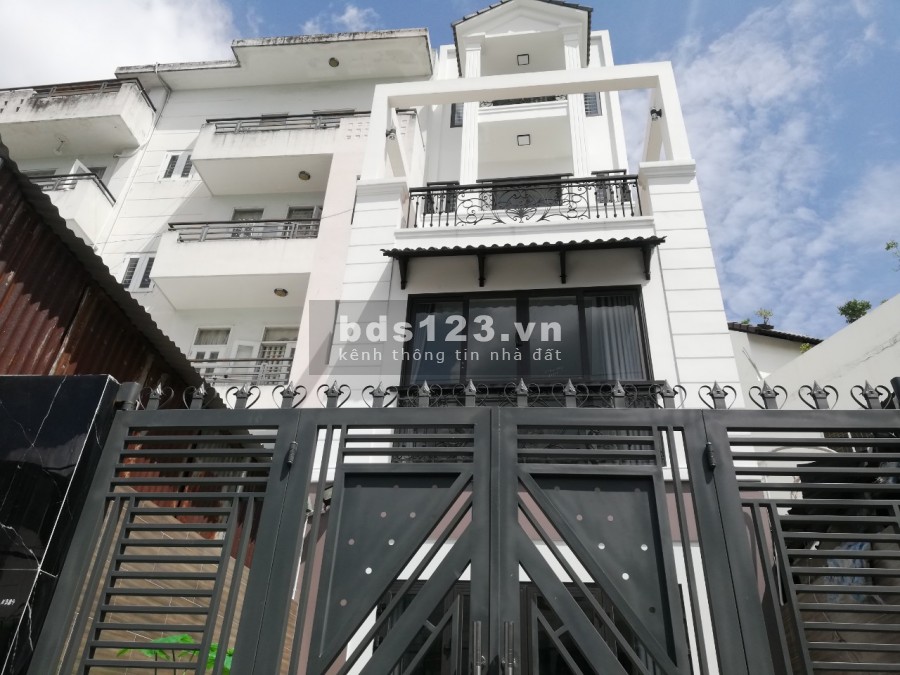 Nhà mới xây 4 tầng. Cạnh trung tâm Hội Nghị White Palace, giá bán 9,1 tỷ, bàn giao ngay