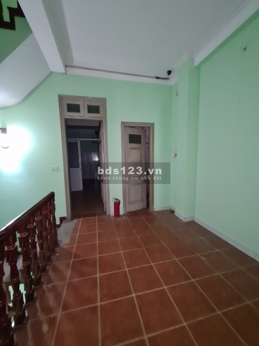 Cho thuê nhà nguyên căn phố Trung Hòa: DT180m2x 5 tầng, có sân rộng, ô tô đỗ cửa, giá 35 tr