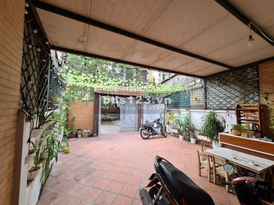 Cho thuê nhà nguyên căn phố Trung Hòa: DT180m2x 5 tầng, có sân rộng, ô tô đỗ cửa, giá 35 tr