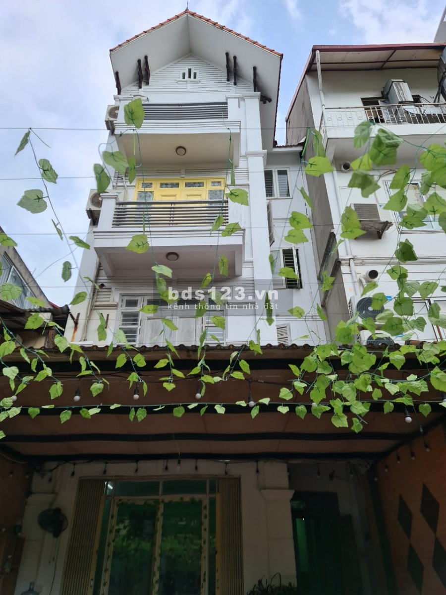 Cho thuê nhà nguyên căn phố Trung Hòa: DT180m2x 5 tầng, có sân rộng, ô tô đỗ cửa, giá 35 tr