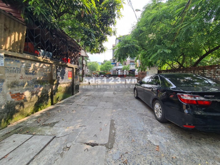 Cho thuê nhà nguyên căn phố Trung Hòa: DT180m2x 5 tầng, có sân rộng, ô tô đỗ cửa, giá 35 tr