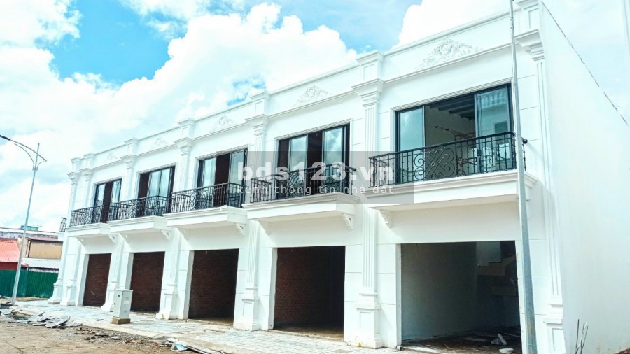 Bán nhanh 2 căn shophouse 1 trệt 1 lầu mới xây dựng nằm ngay chợ trung tâm, hỗ trợ vay