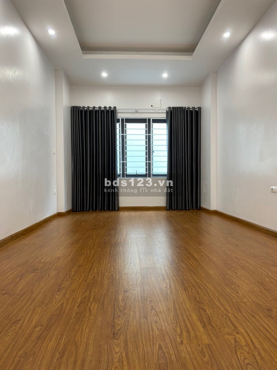 Chỉ nhỉnh 4 tỷ có ngay hộ khẩu Dịch Vọng Hậu, Cầu Giấy cách đường ô tô 20m 5 tầng, dt 40m2