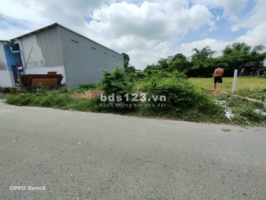 Cần tiền bán gấp lô đất 100m2 full thổ cư đối diện VSIP2 khu Tân Uyên, giá bán 900 triệu